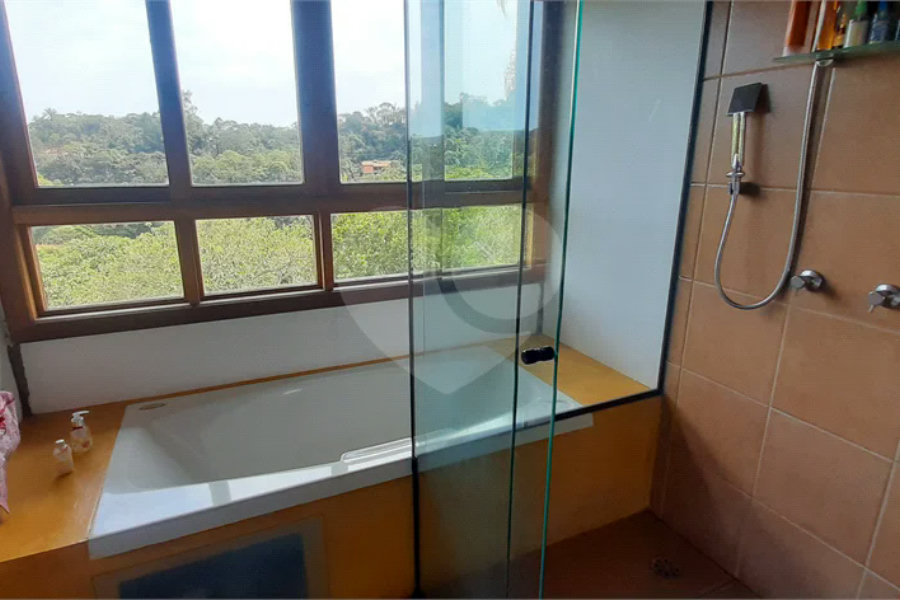 Casa à venda com 5 quartos, sendo 4 suítes, no condomínio Alpes da Cantareira, Mairiporã - SP