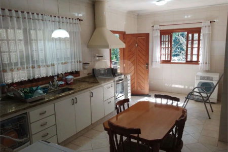 Casa à venda com 4 quartos, sendo 1 suíte, no condomínio Quinta da Cachoeira, Embu das Artes - SP