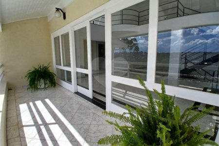 Casa à venda com 4 quartos, sendo 2 suítes, no condomínio Flamboyant, Atibaia - SP