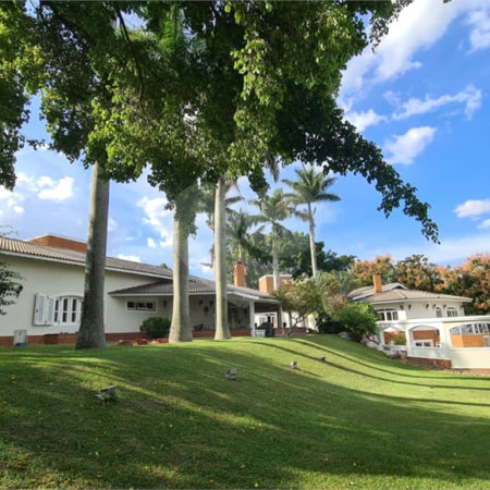 Casa à venda com 5 quartos, sendo 3 suítes, no condomínio Village Sans Souci, Valinhos - SP