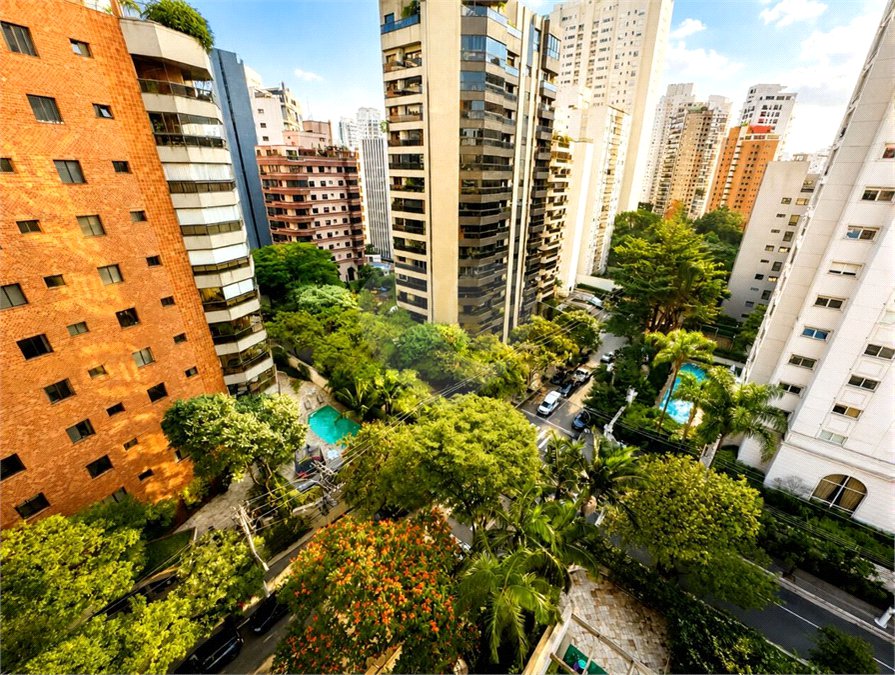 Apartamento à venda com 3 suítes em Moema, São Paulo, SP