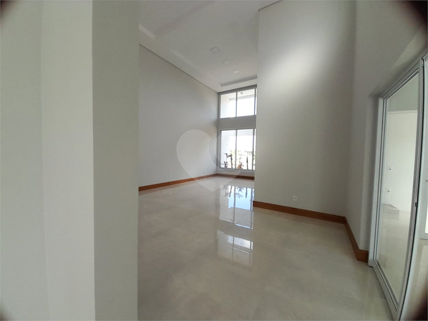 Belíssima Casa à Venda no Condomínio Damha IV