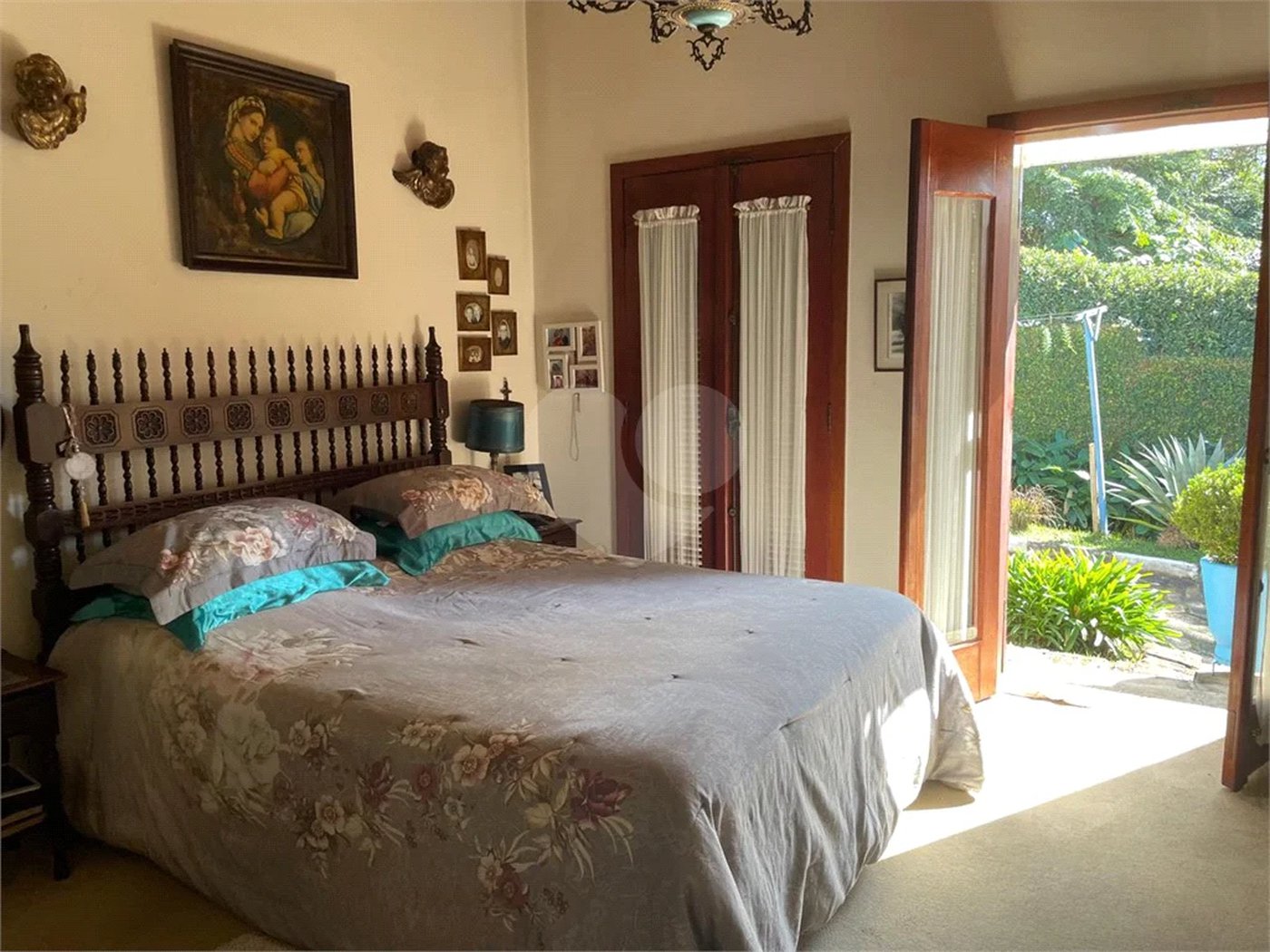Casa à venda, 742 m², com piscina, 5 suítes, em Embu das Artes
