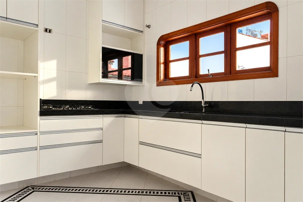 Casa à venda com 6 dormitórios, 3 suítes, piscina, área gourmet, hidromassagem, lareira, varanda e 6 vagas de garagem. Conforto e lazer para toda a família!
