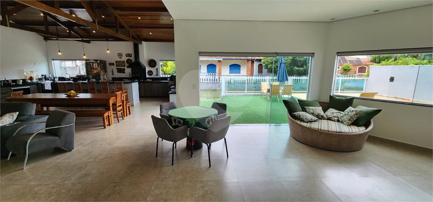 Casa à venda com 4 quartos, sendo 2 suítes, no condomínio Marinas, Bom Jesus dos Perdões - SP