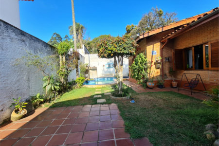 Casa à venda com 3 quartos, sendo 1 suíte, em Interlagos, São Paulo, SP