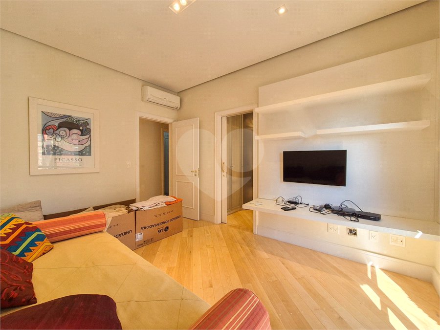 Apartamento à venda ou para alugar com 4 quartos, sendo 3 suítes, em Moema, São Paulo, SP