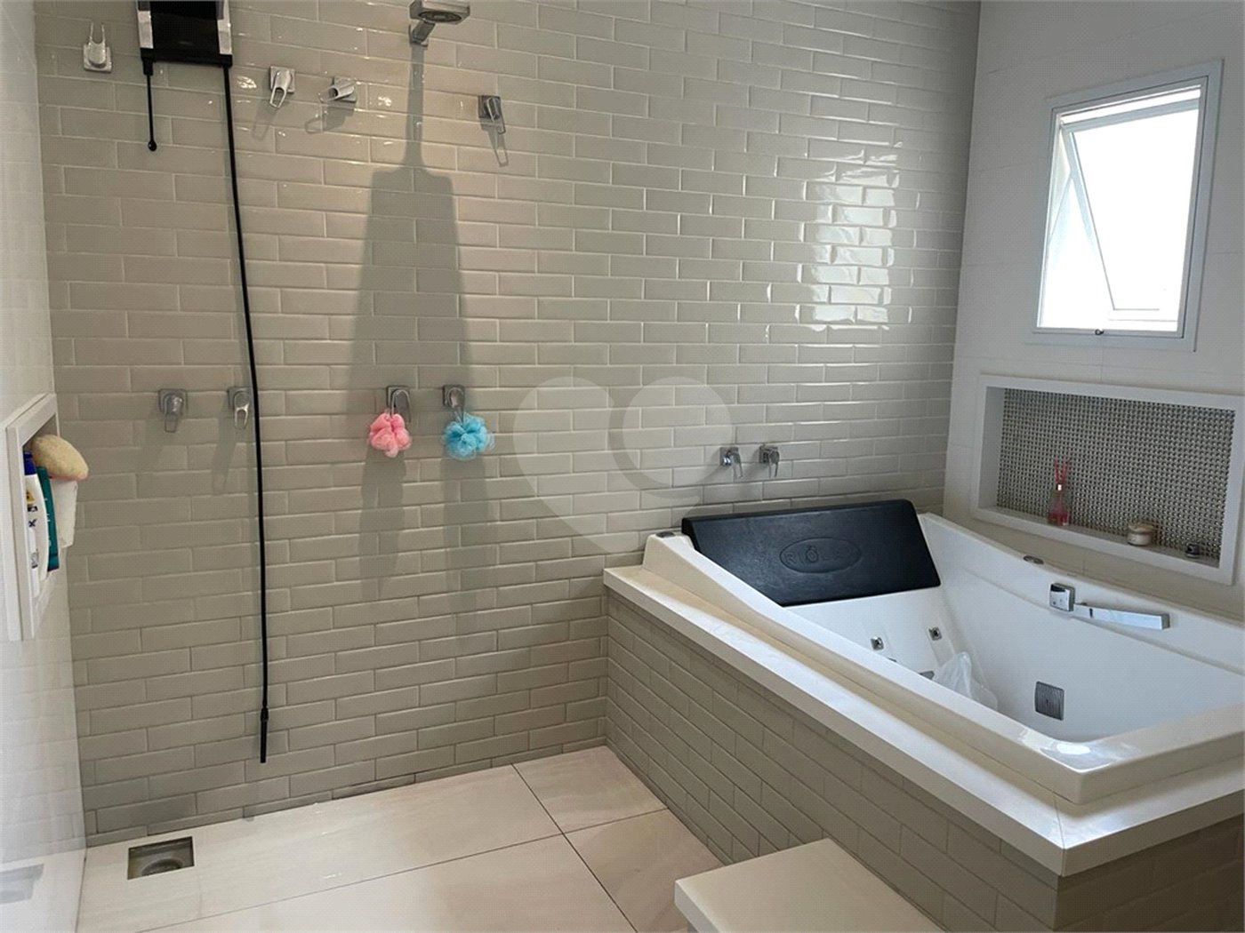 Casa à venda com 4 suítes no condomínio Basel, Campinas - SP