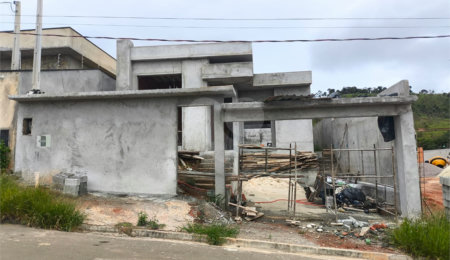 Casa à venda com 3 quartos, sendo 1 suíte,  no condomínio Loteamento Parque Residencial Serras de Atibaia Ii, Atibaia - SP