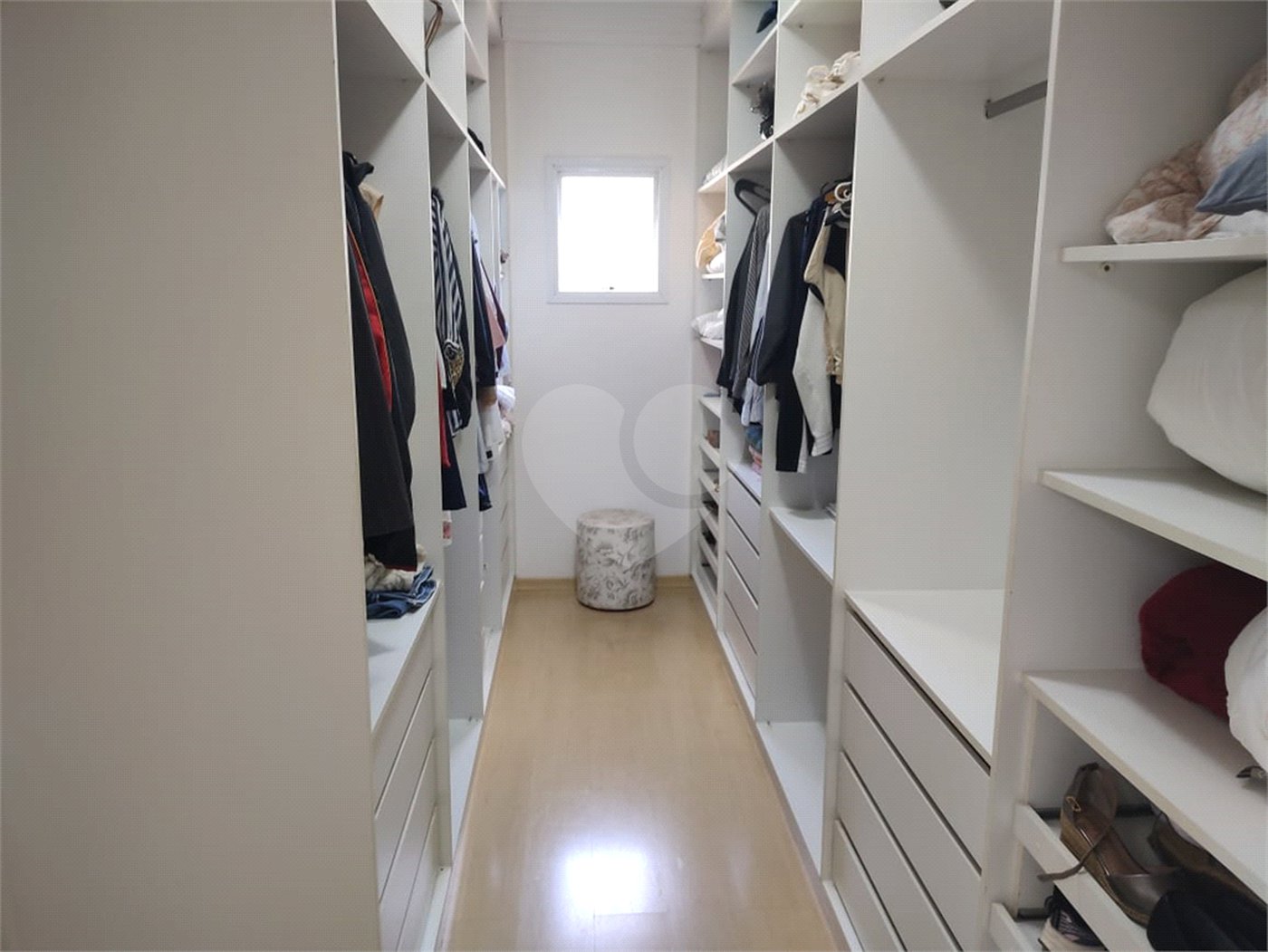 Casa à venda com 4 quartos, sendo 2 suítes, no condomínio Residencial Jardim das Palmeiras, Vinhedo - SP