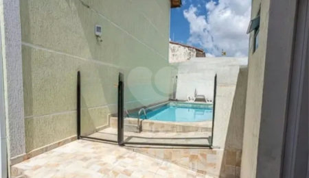 Casa à venda com 3 quartos, sendo 2 suítes, no condomínio Residencial Erika, São Paulo - SP