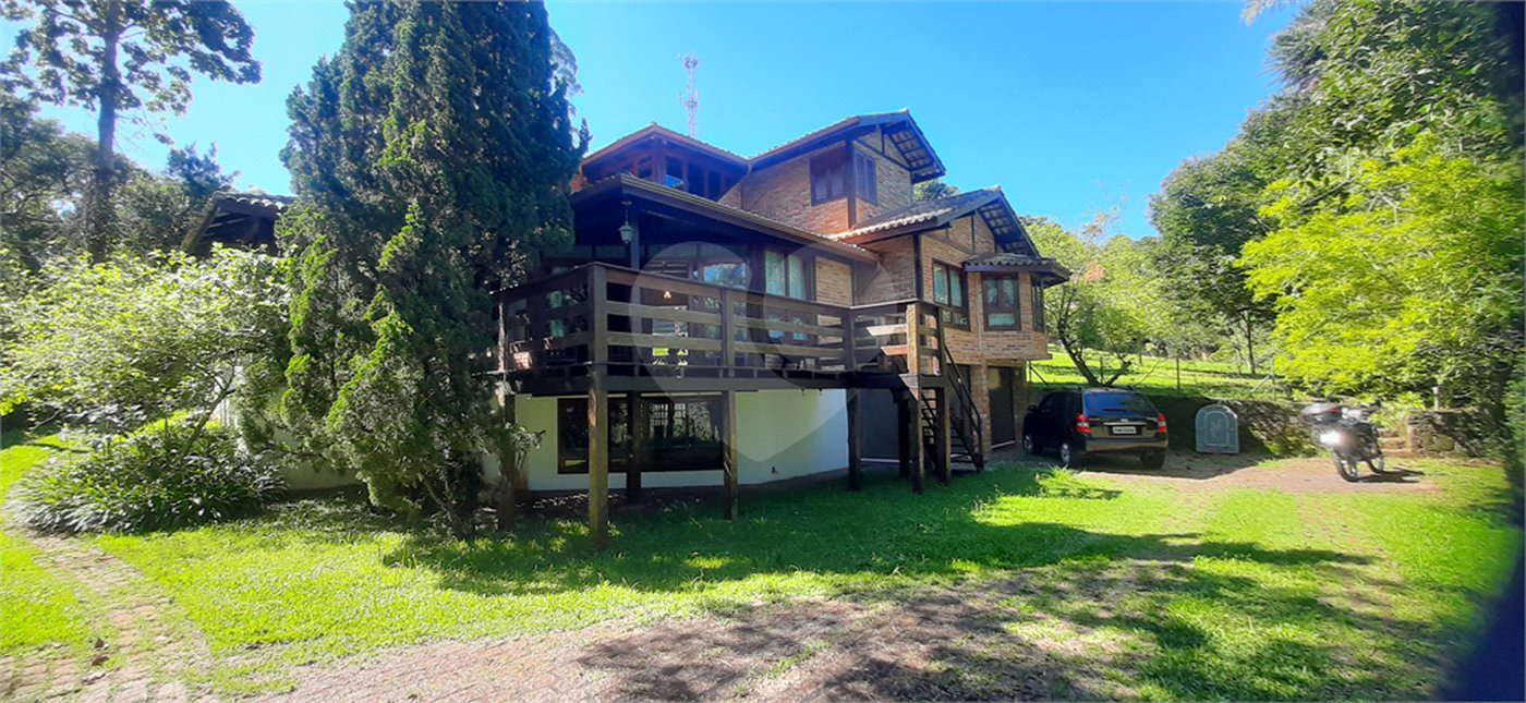 Sobrado à venda com 3 suítes em Serra da Cantareira, Mairiporã, SP