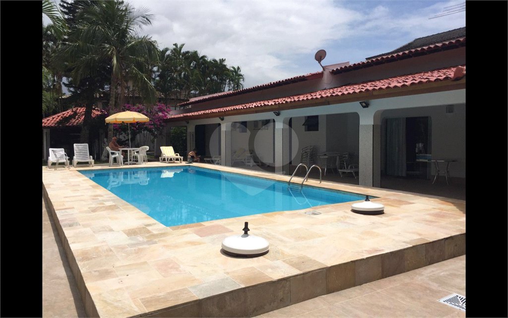 Casa à venda com 8 quartos, sendo 6 suítes,  no condomínio Acapulco, Guarujá - SP