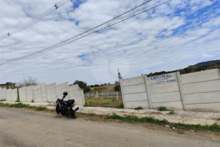 Terreno em Atibaia com 990 metros, pronto para construir, topografia declive, aceita financiamento