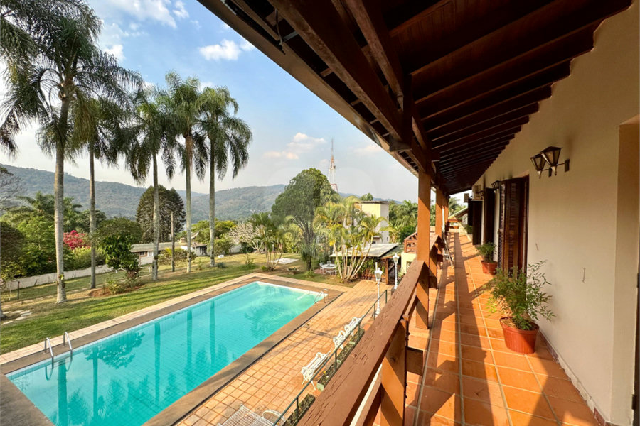 Casa à venda com 7 quartos, sendo 4 suítes, no condomínio Campos de Mairiporã Gleba 1, Mairiporã - SP