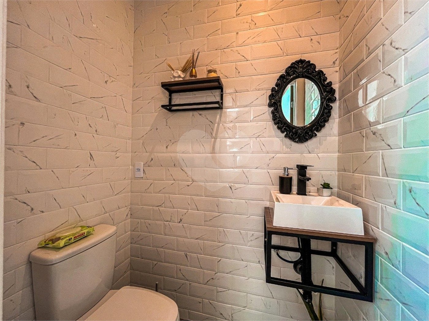 Casa à venda com 4 quartos, sendo 3 suítes,  no condomínio Vintage, Cotia - SP