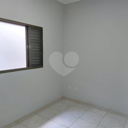 Casa Térrea com 2 dormitórios, sendo 1 suíte.