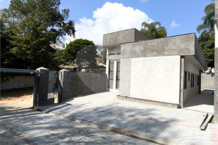Casa à venda com 3 quartos, sendo 1 suíte, no condomínio Villagio Brasil, Atibaia - SP