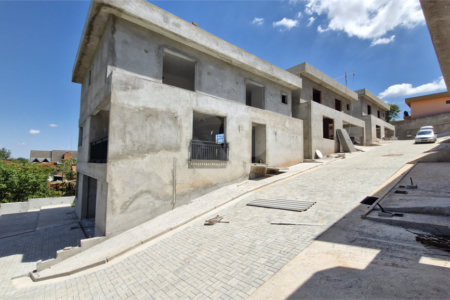 Casa à venda com 4 quartos, sendo 2 suítes, no condomínio Jaboticabeiras, Atibaia - SP