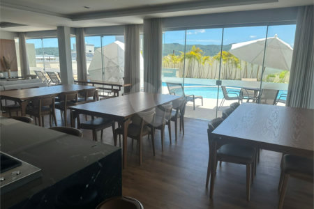 Apartamento à venda ou para alugar com 2 suítes em Itacorubi, Florianópolis, SC
