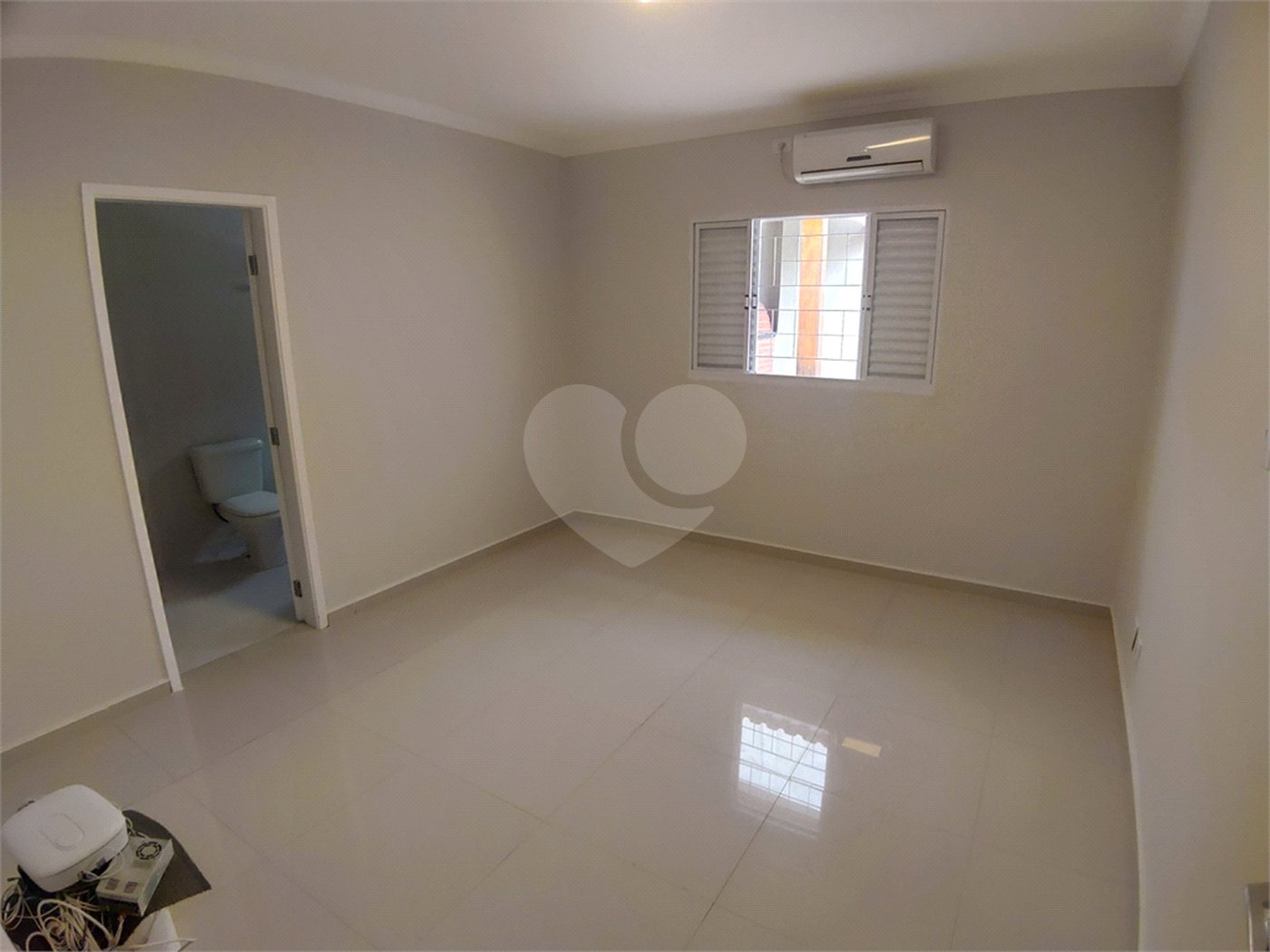 Sobrado à venda com 4 quartos, sendo 3 suítes, em Tremembé, São Paulo, SP
