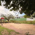 Indaiatuba - Condominio Villa Sapezal - 318 m² de Terreno - 230 m² de Área Construída - 3 suítes, sendo 1 Master com closet planejado - Sala de TV - Sala de estar integrada à Sala de jantar - Cozinha com móveis planejados - Despensa - Escritório planejado - Lavabo - Piscina com preparação para aquec