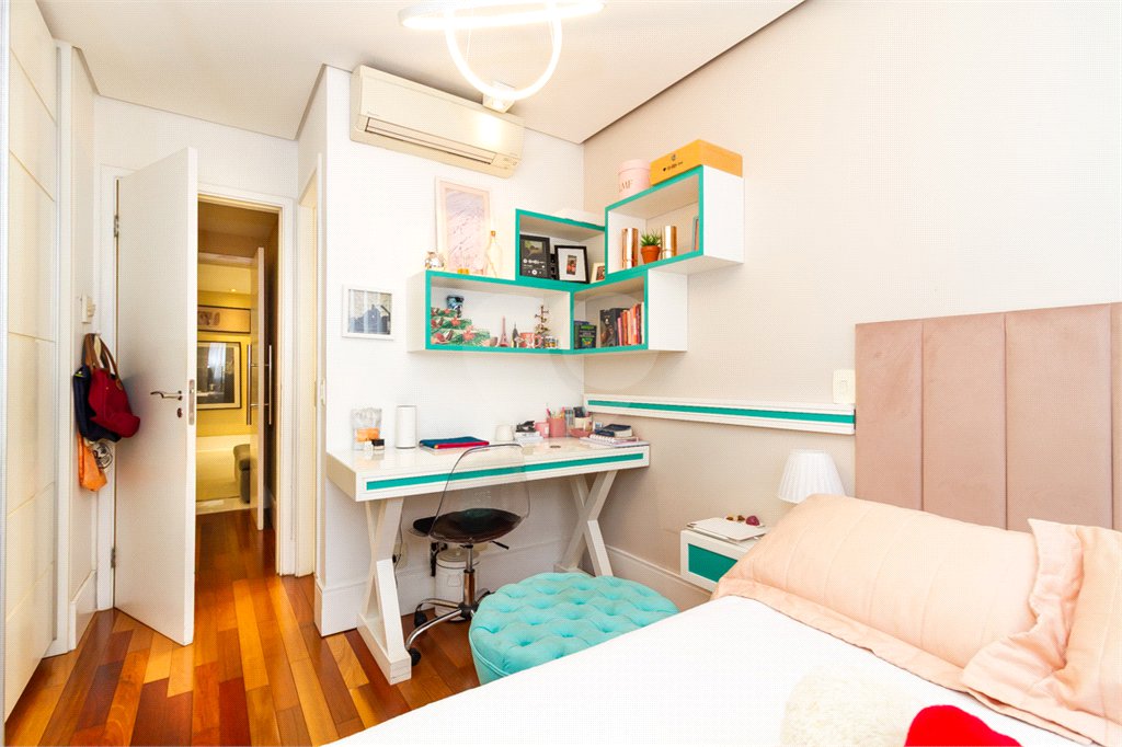 Apartamento de Alto Padrão no Campo Belo para venda com porteira fechada, com 4 dormitórios suítes e 4 vagas com lazer de club.