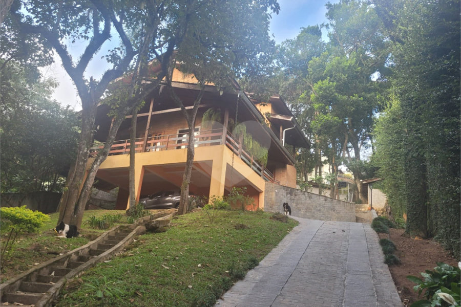 Sobrado à venda com 4 quartos, sendo 2 suítes, em Serra da Cantareira, Mairiporã, SP