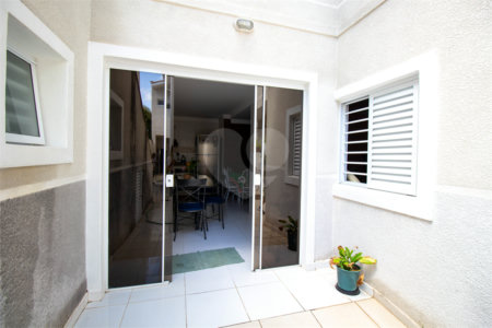 Sobrado à venda com 4 quartos, sendo 3 suítes,  no Centro, São Roque, SP