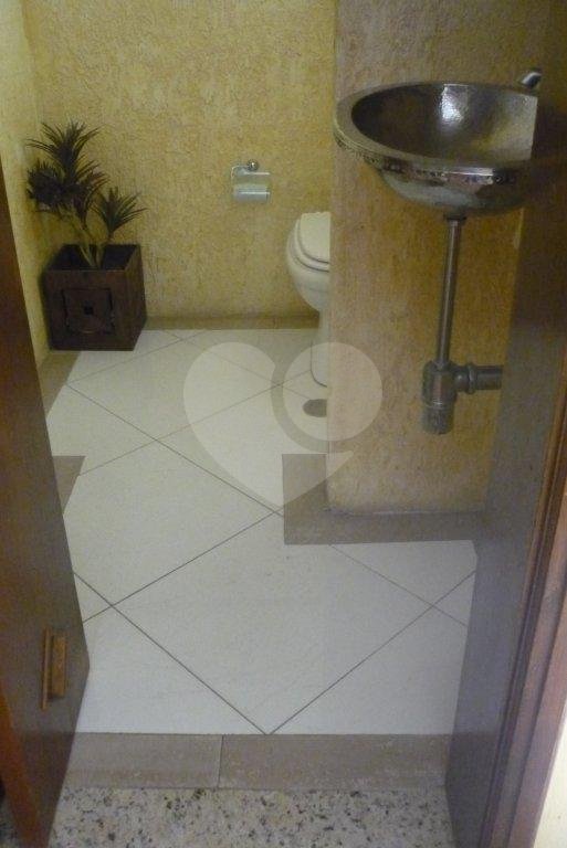 Sobrado à venda com 4 quartos, sendo 2 suítes, em Vila Paulicéia, São Paulo, SP