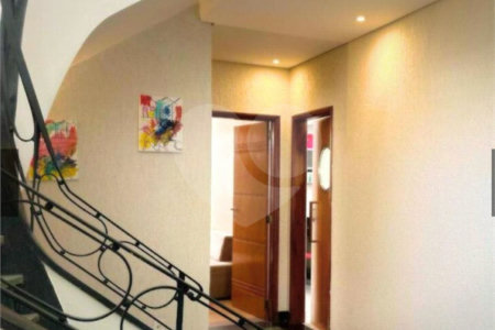 Casa à venda com 4 quartos, sendo 2 suítes, em Pinheiros, São Paulo, SP