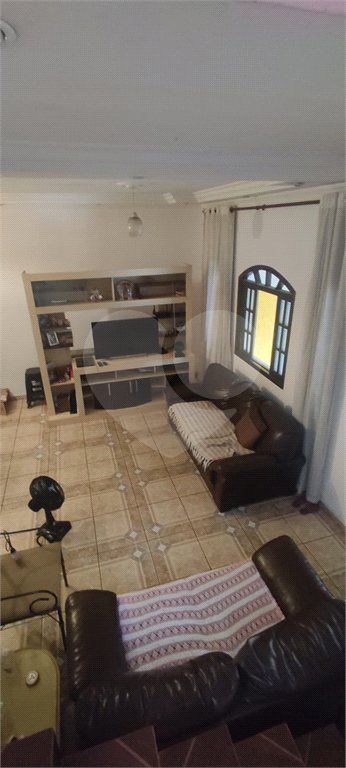 Sobrado à venda com 6 quartos, sendo 1 suíte, em Vila Acoreana, Poá, SP