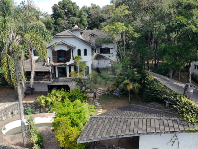 Casa à venda com 3 quartos, sendo 4 suítes,  no condomínio Alpes da Cantareira, Mairiporã - SP