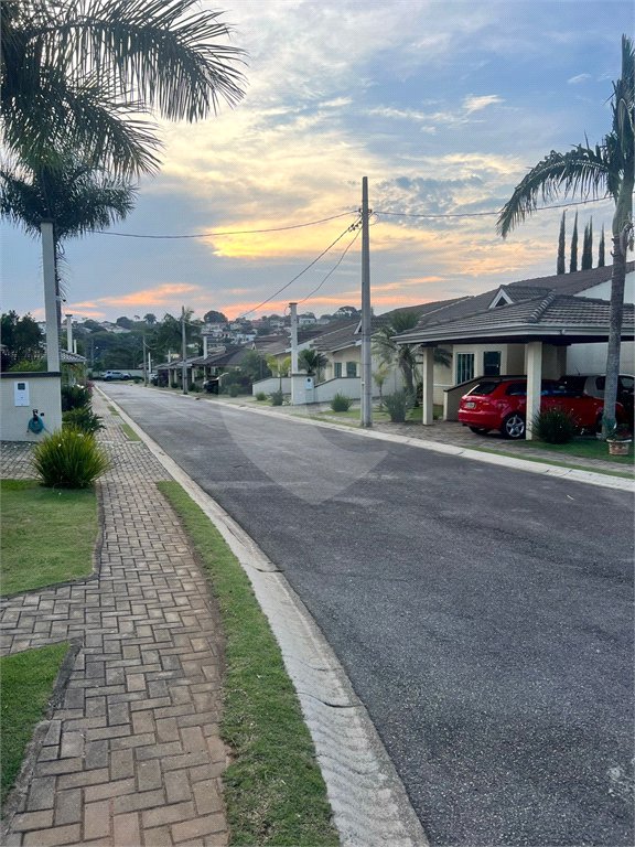 Casa à venda com 3 quartos, sendo 1 suíte, no condomínio Bella Vita, Atibaia - SP