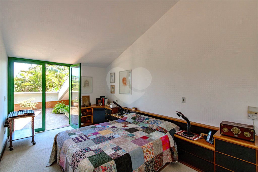 Casa à venda com 4 quartos, sendo 1 suíte,  em Jardim Leonor, São Paulo, SP