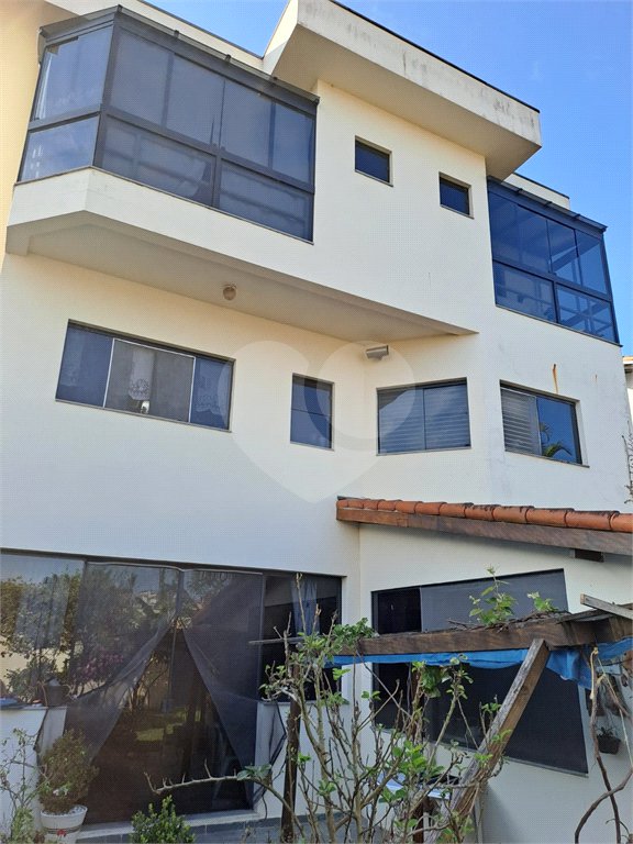 Sobrado à venda com 3 quartos, sendo 1 suíte,  em Vila Oliveira, Mogi das Cruzes, SP