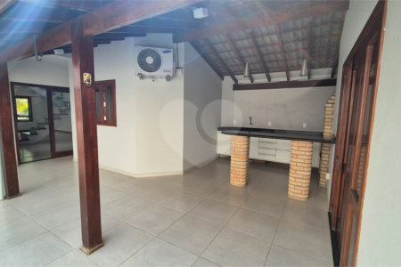 Casa à venda com 4 quartos, sendo 2 suítes, no condomínio Residencial Grape Village, Vinhedo - SP
