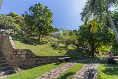 Casa à venda com 5 suítes no condomínio Vale da Santa Fé, Vinhedo - SP