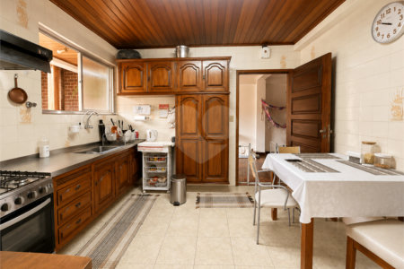 Casa de Vila à venda com 4 quartos, sendo 1 suíte, em Cupecê, São Paulo, SP