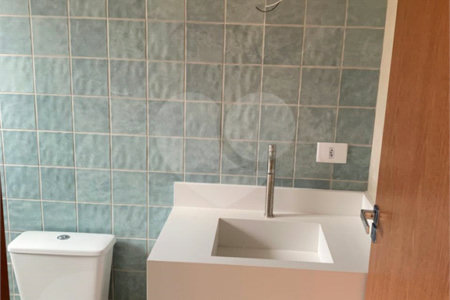 Casa à venda com 3 suítes em Vila Petrópolis, Atibaia, SP