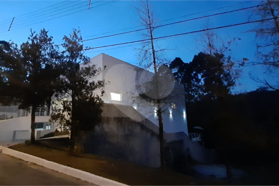Sobrado à venda com 5 suítes em Serra da Cantareira, Mairiporã, SP