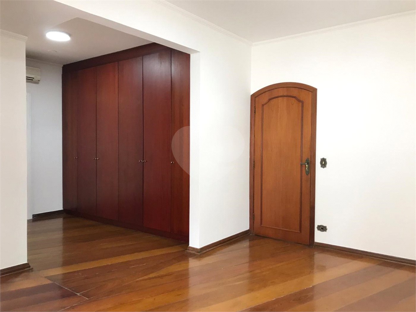 Sobrado à venda com 4 quartos, sendo 3 suítes, em Alto da Boa Vista, São Paulo, SP