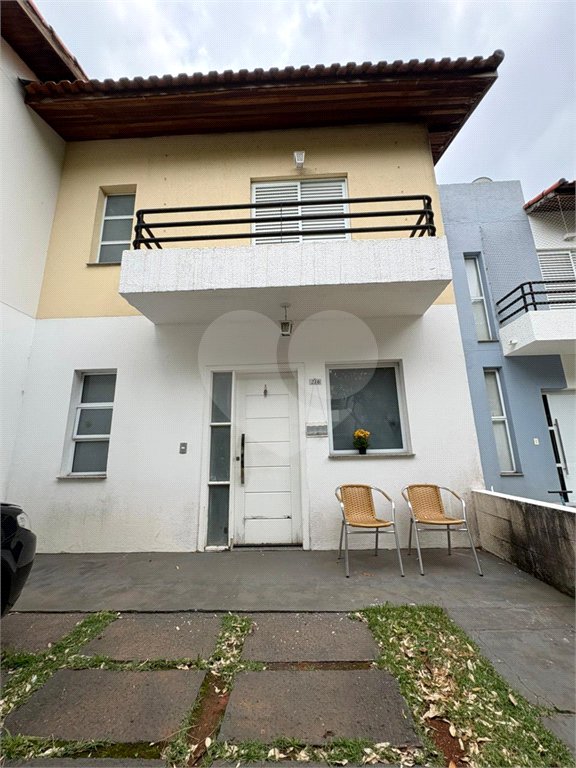 Casa à venda com 3 quartos, sendo 1 suíte, no condomínio New Village, Cotia - SP