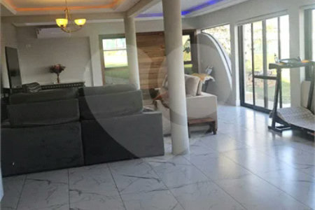 Indaiatuba- condominio Vale das Laranjeiras - Itaici - Terreno 3040,00 ms- construida 220ms - 3 dormitórios, sendo 2 suítes e uma suíte master com closet, além de uma sala ampla com 3 ambientes, Cozinha planejada,, campo de futebol/vôlei, Area de lazer com piscina, espaço gourmet com churrasque