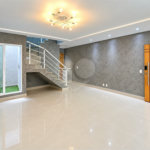 Sobrado geminado com 185 m², 3 suítes, closet, 4 vagas, área gourmet, sótão, energia solar, aquecimento de água e sistema completo de segurança.