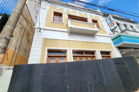 Sobrado á venda localizado no centro.