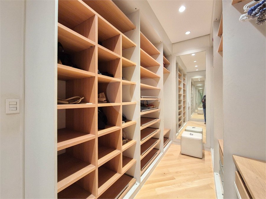 Apartamento à venda ou para alugar com 4 quartos, sendo 3 suítes, em Moema, São Paulo, SP