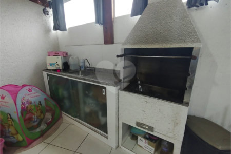 Casa à venda com 2 quartos, sendo 1 suíte, no condomínio Residencial Viva Vida, Cotia - SP