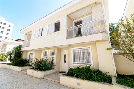 Casa à venda com 4 quartos, sendo 2 suítes, no condomínio Vila das Andorinhas, São Paulo - SP