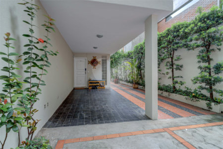 Casa à venda ou para alugar com 4 quartos, sendo 2 suítes, em Ibirapuera, São Paulo, SP